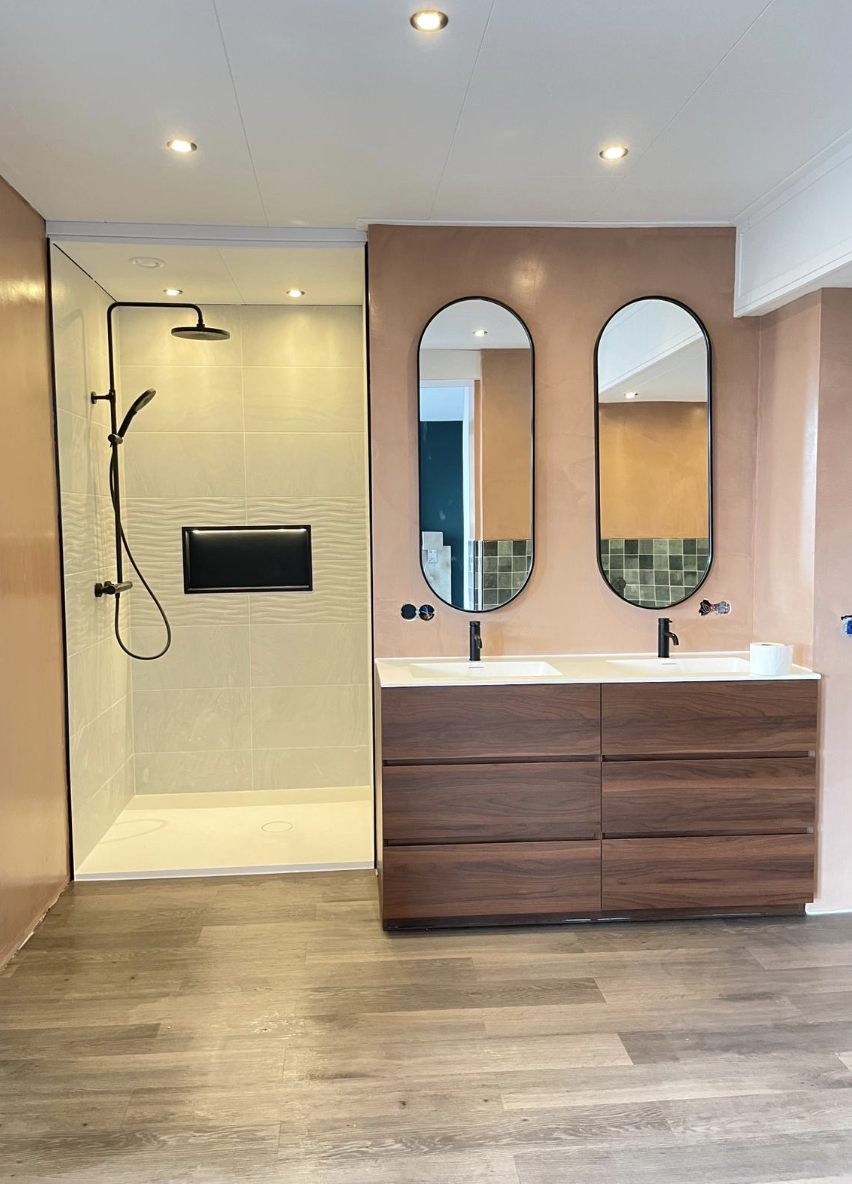 Luxe badkamer met natuurlijke materialen
