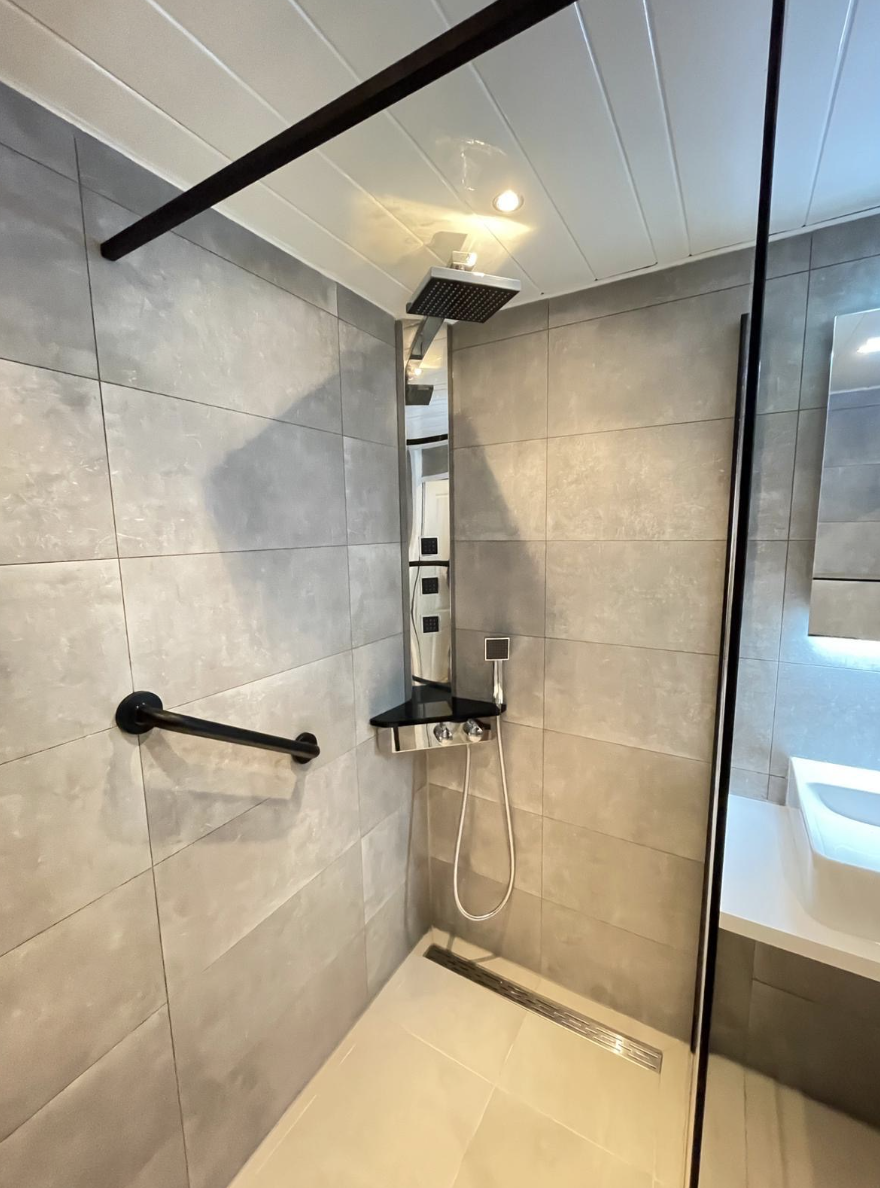 Moderne badkamerrenovatie met strakke detaillering